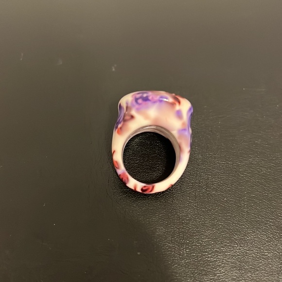 Vintage Plastic Lucite Ring, Floral, White, Purple, Boho, Retro, Size 7.75 - Picture 6 of 7